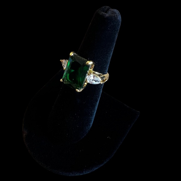 Emerald Green/Gold Necklace & Ring Set (NWT) - Picture 3 of 3